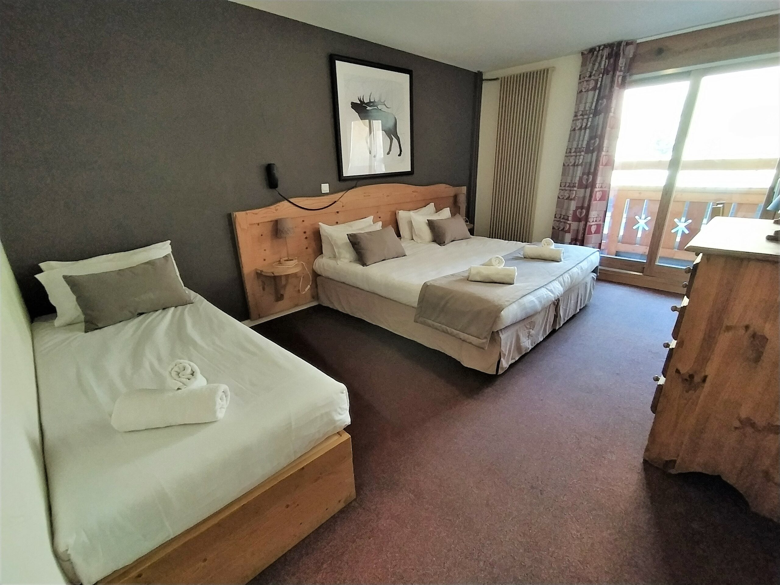 chambre-triple-les-2-alpes-scaled